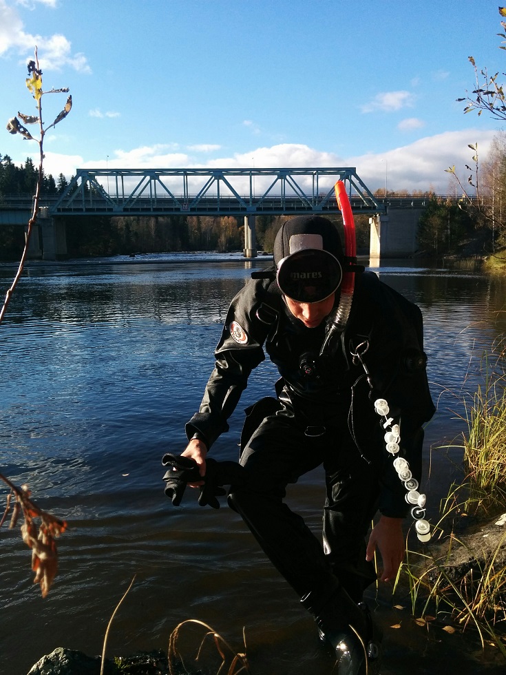 Sukeltaja nousee Kuusaankoskesta.
