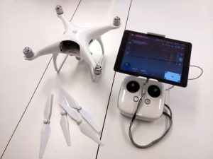 Phanton IV kopteri ja ohjain.