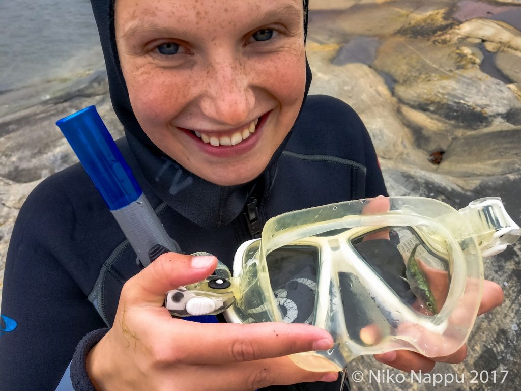 Kala sukeltajan maskissa. Näinkin voi pyydystää kaloja