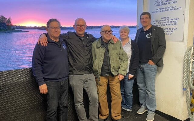 AMPS tutustumassa MAS:n toimintaan. Kuva Suomenlinnan lautalta. Kuvassa vasemmalta oikealle: Vesa Saarinen (MAS), Niko Nappu (AMPS), Antero Parma (AMPS), Merja Parma (AMPS) ja Markku Luoto (MAS). Kuva: Kalle Virtanen.