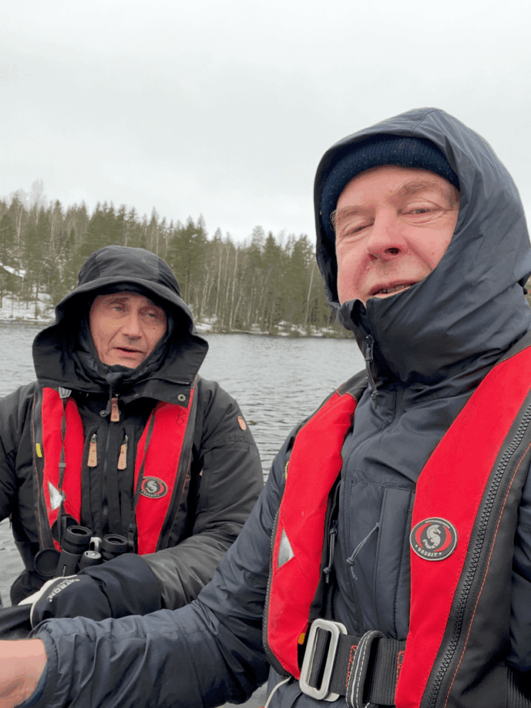 Marko Röhr ja Niko Nappu veneilemässä Puulalla. Kylmä viima uuvutti seikkailijat. Kuva: Niko Nappu.