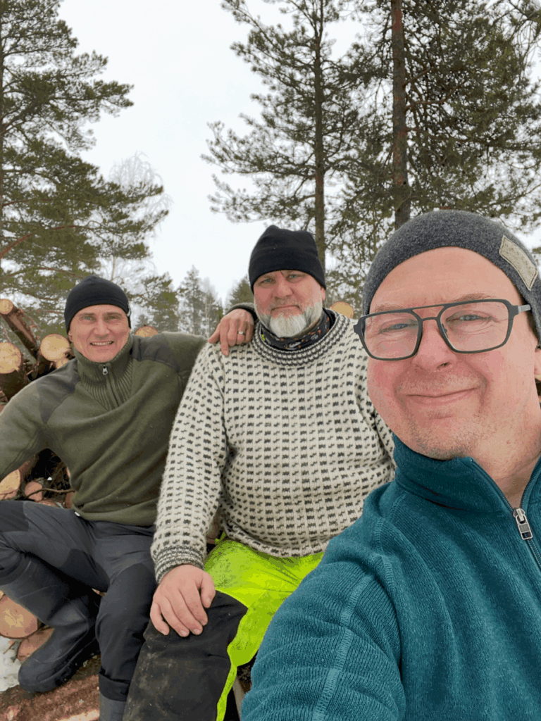 Ennallistajat Puulalla. Kuvassa vasemmalta oikealle: Marko, Tyyne ja Niko. Kuva: Niko Nappu.