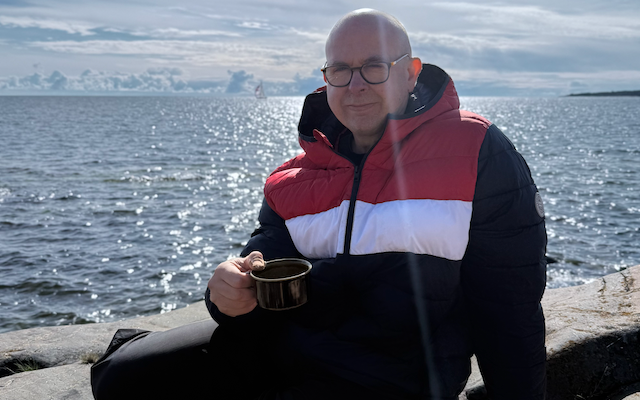 Niko rannalla. Kuva: Nina von Gruenewaldt.