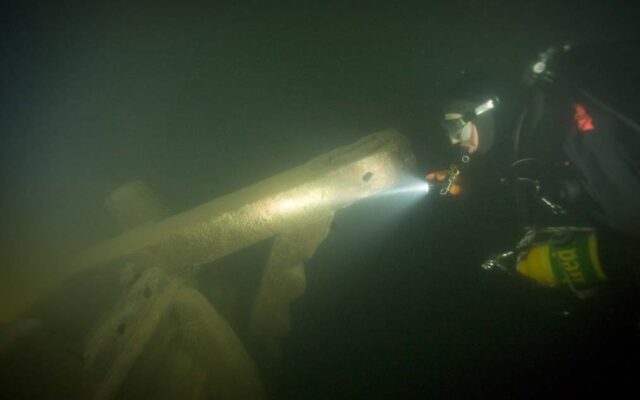 Niko Nappu at the wreck site of 1700 -siecle Vrouw Maria. copyright © Petri Puromies